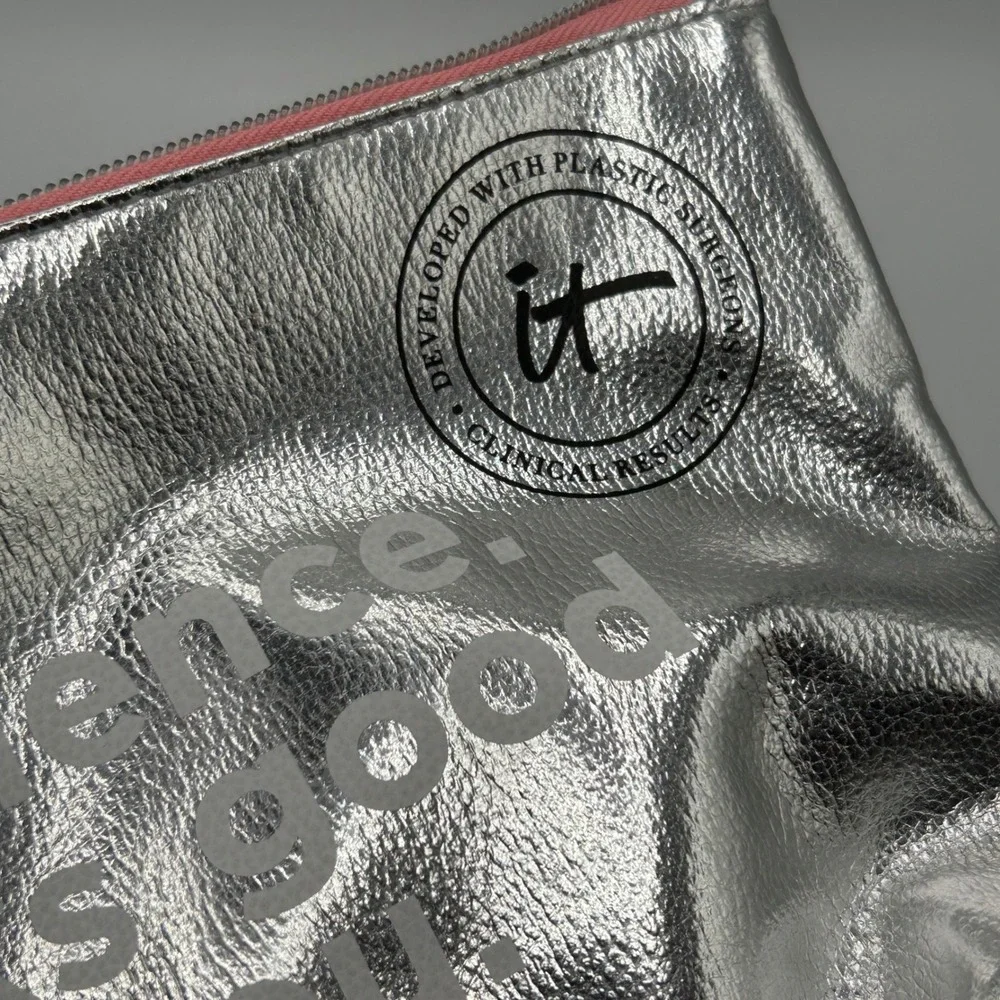 IT Cosmetics Makeup Bag Silver Confidence It Looks Good On You Zipper Pouch NWOT